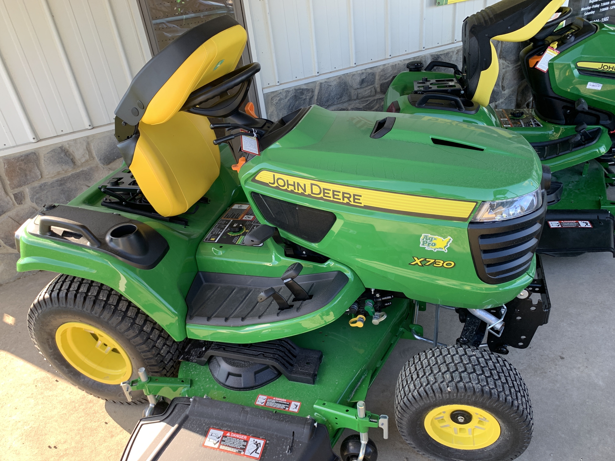 John Deere X730 Image 5