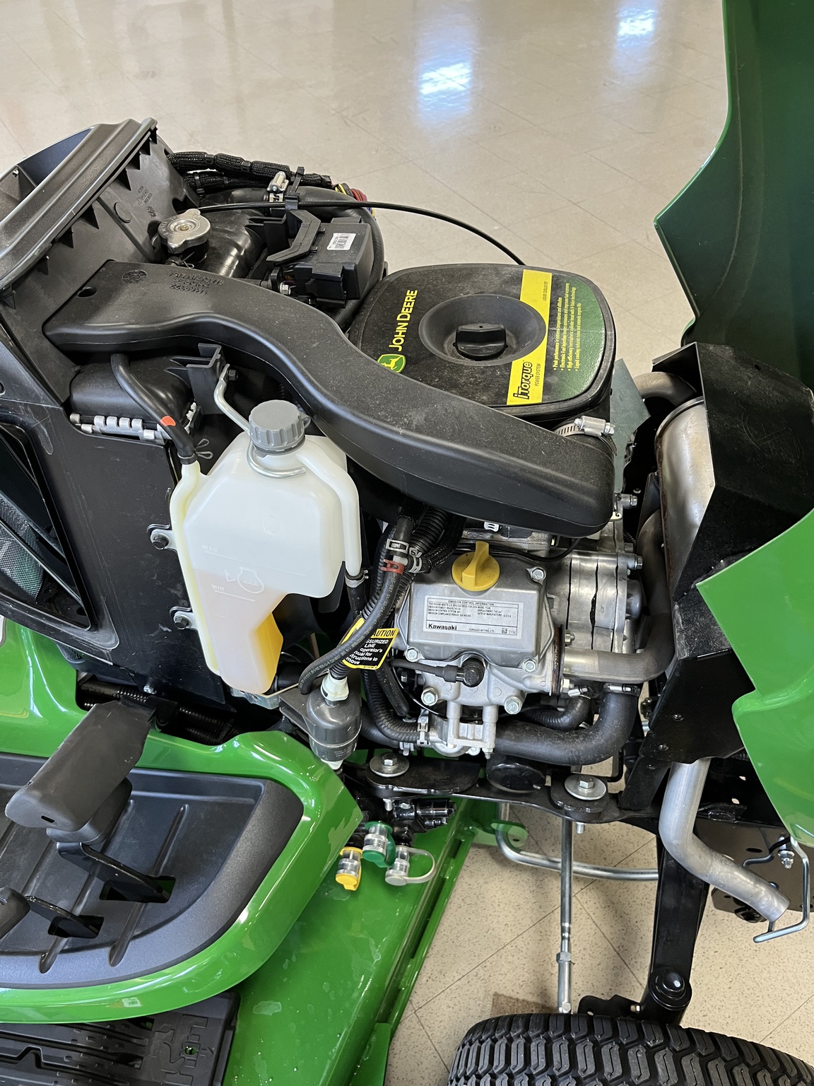 2024 John Deere X730 Image 9
