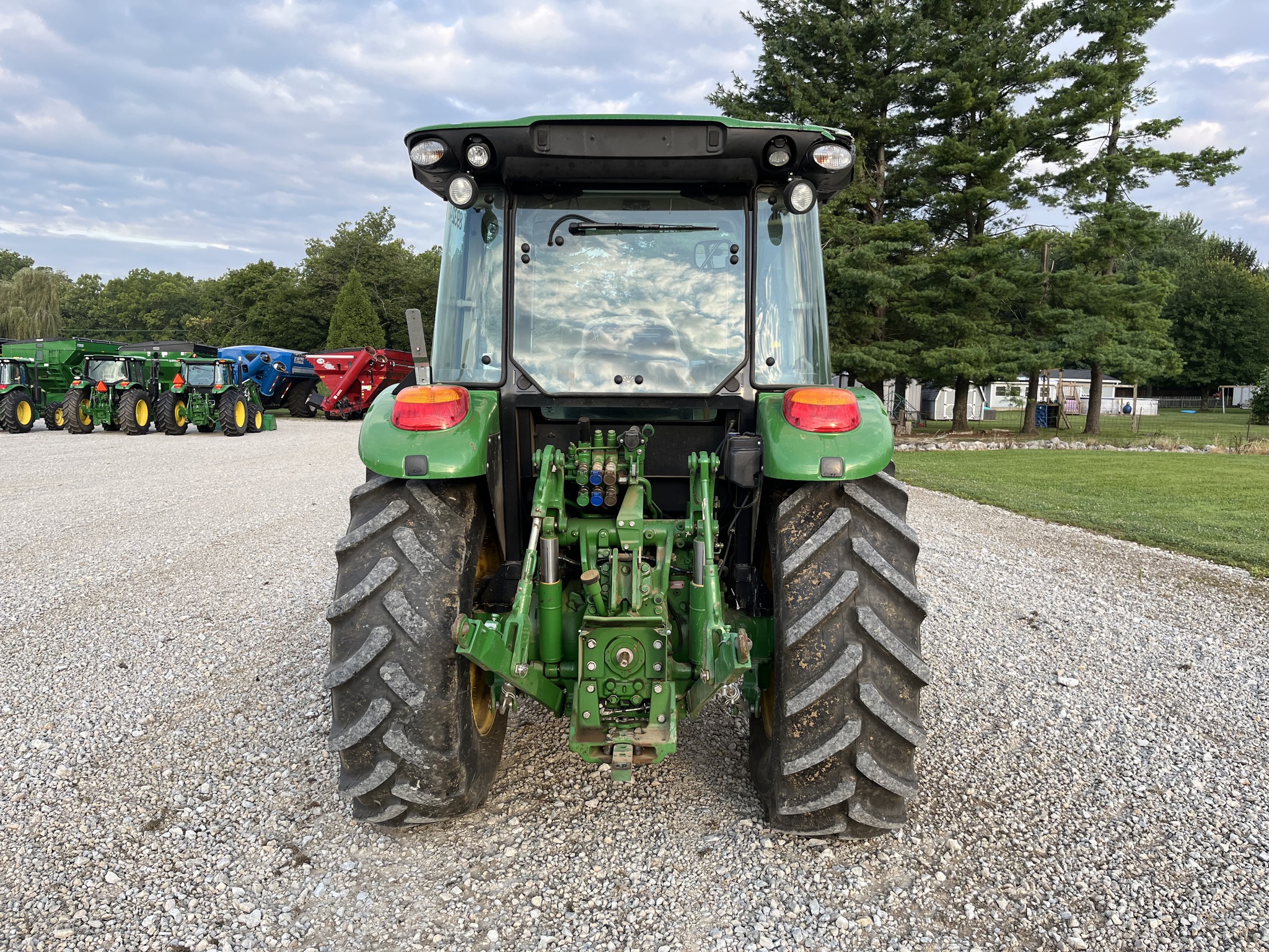 2022 John Deere 5100M Image 4