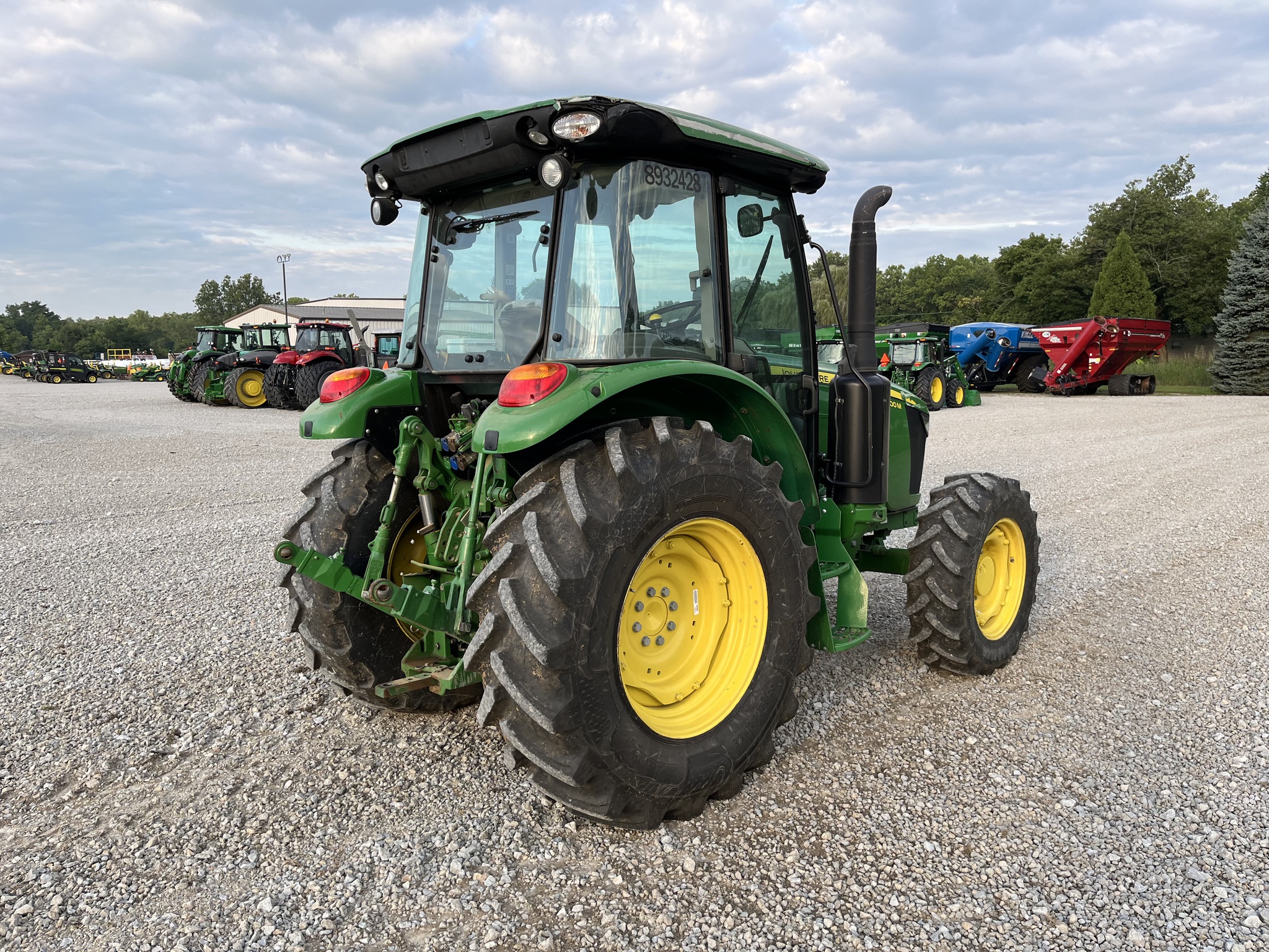 2022 John Deere 5100M Image 5