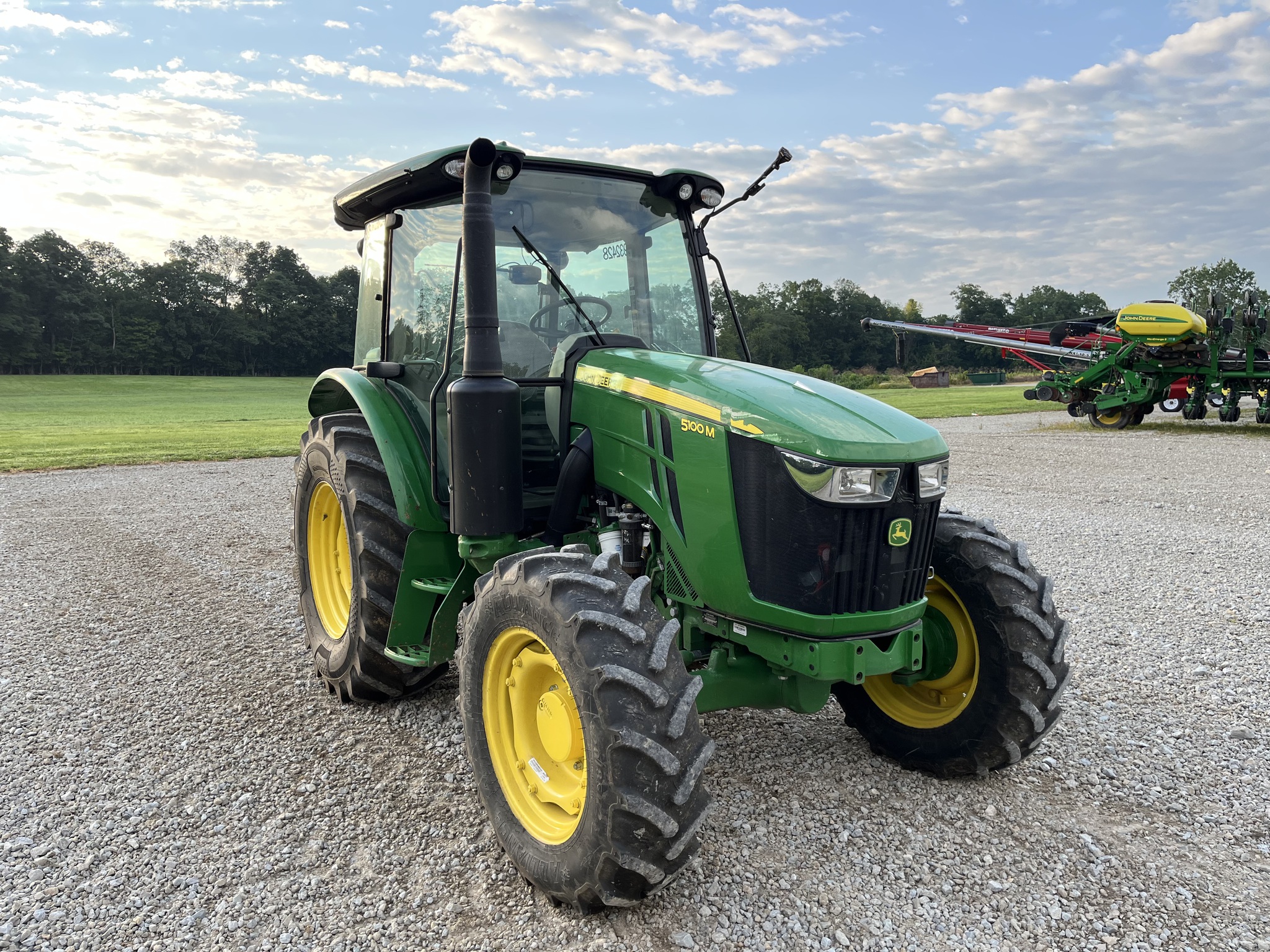 2022 John Deere 5100M Image 7