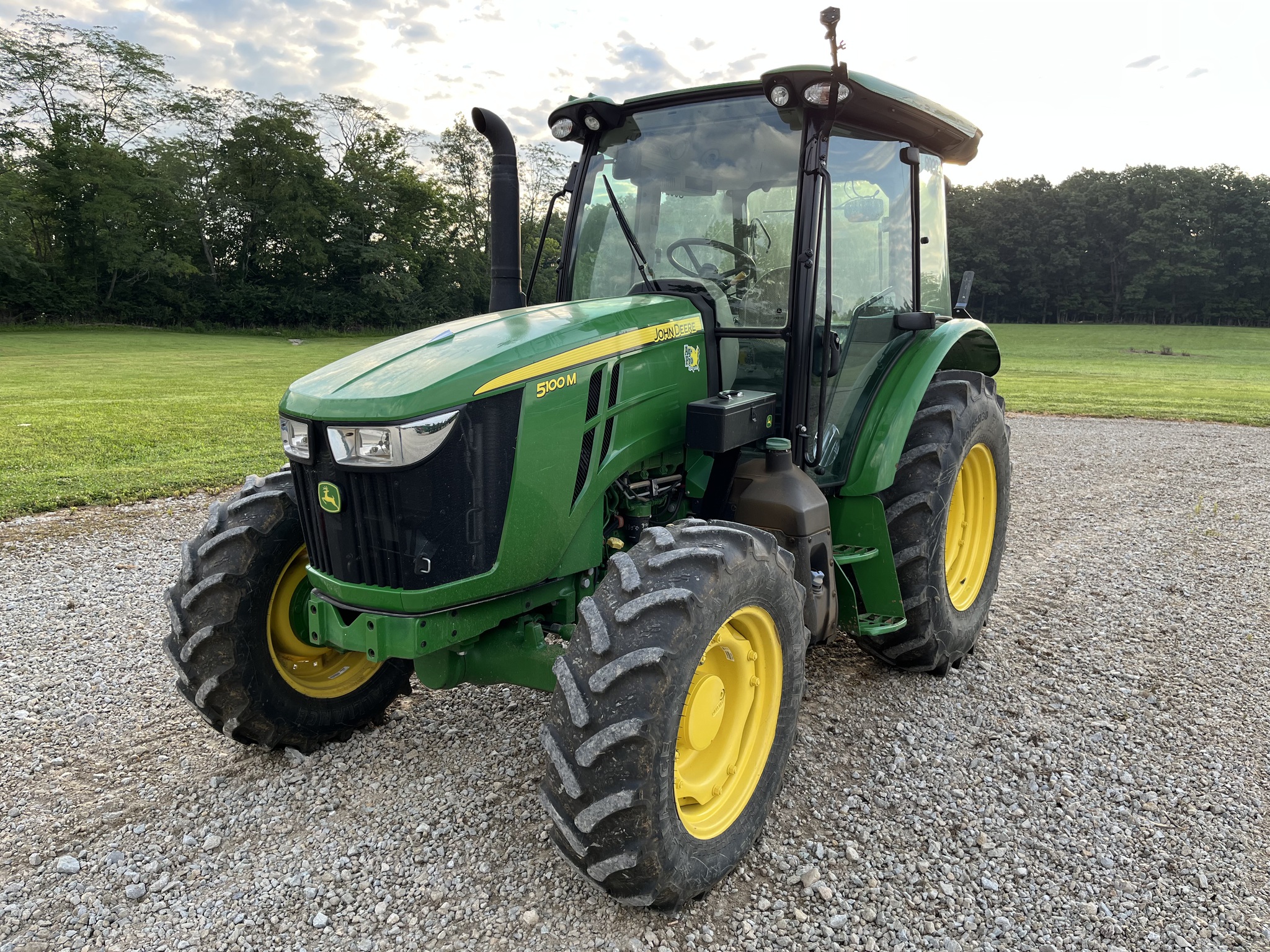 2022 John Deere 5100M Image 1