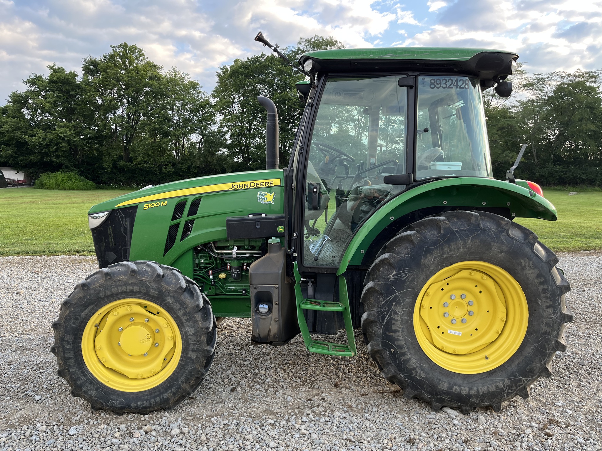 2022 John Deere 5100M Image 2