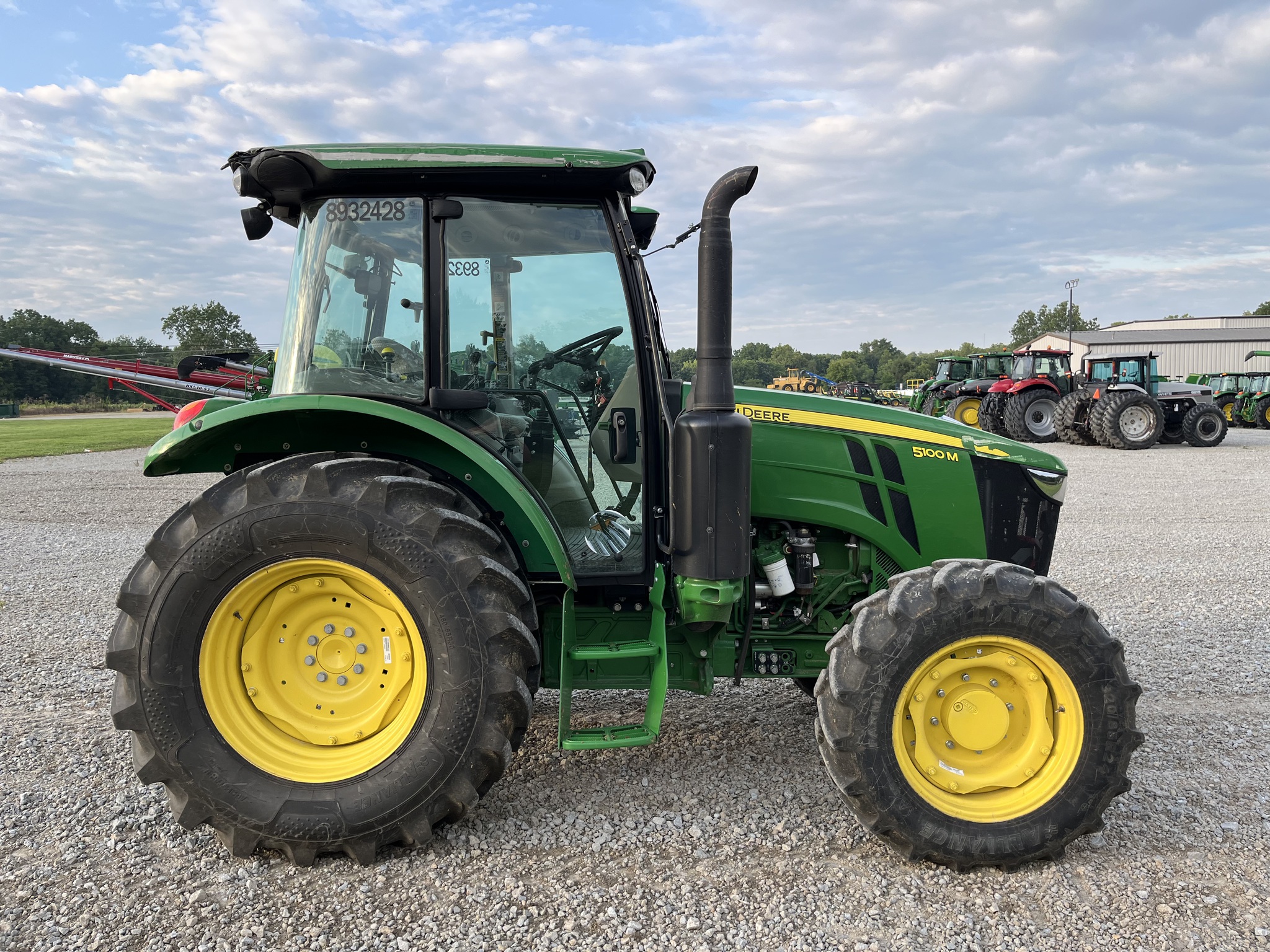 2022 John Deere 5100M Image 6