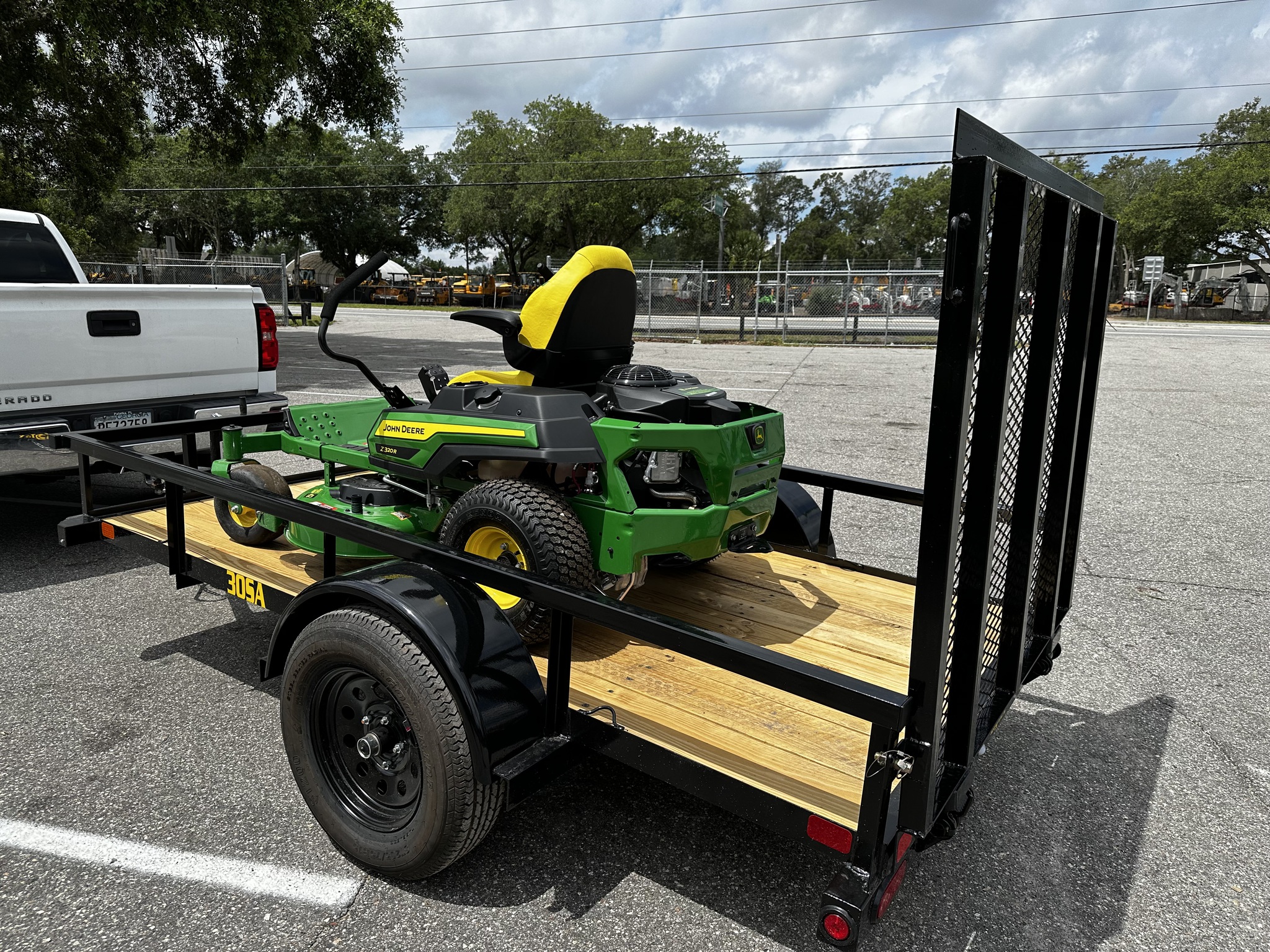 2025 John Deere Z320R Image 3