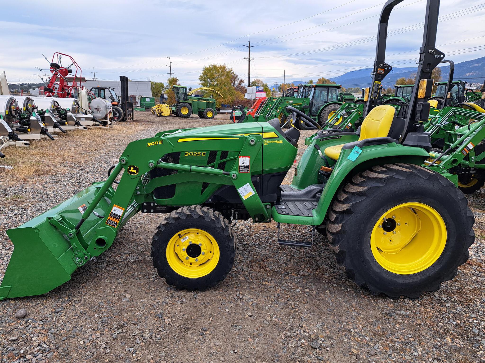 2023 John Deere 3025E Image 2