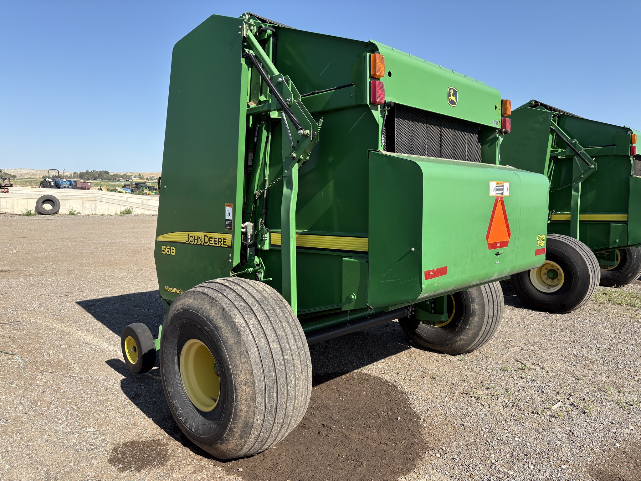 2011 John Deere 568 Image 2