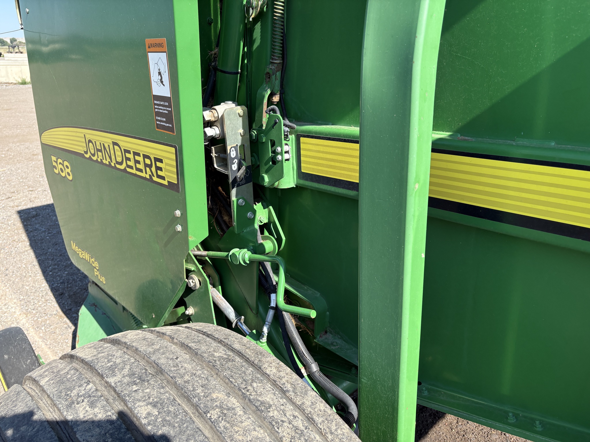 2011 John Deere 568 Image 19