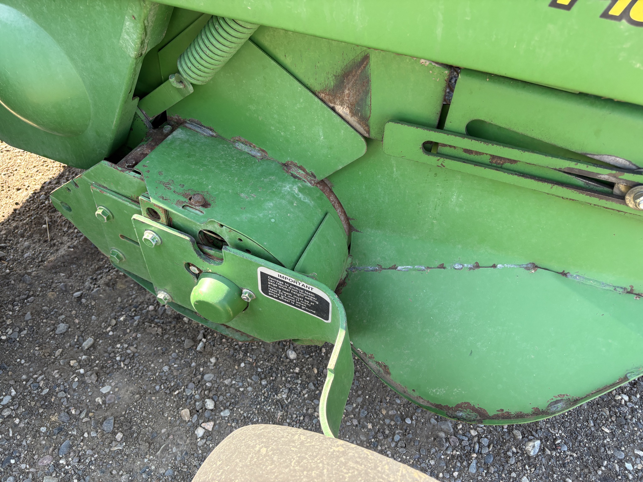 2011 John Deere 568 Image 24