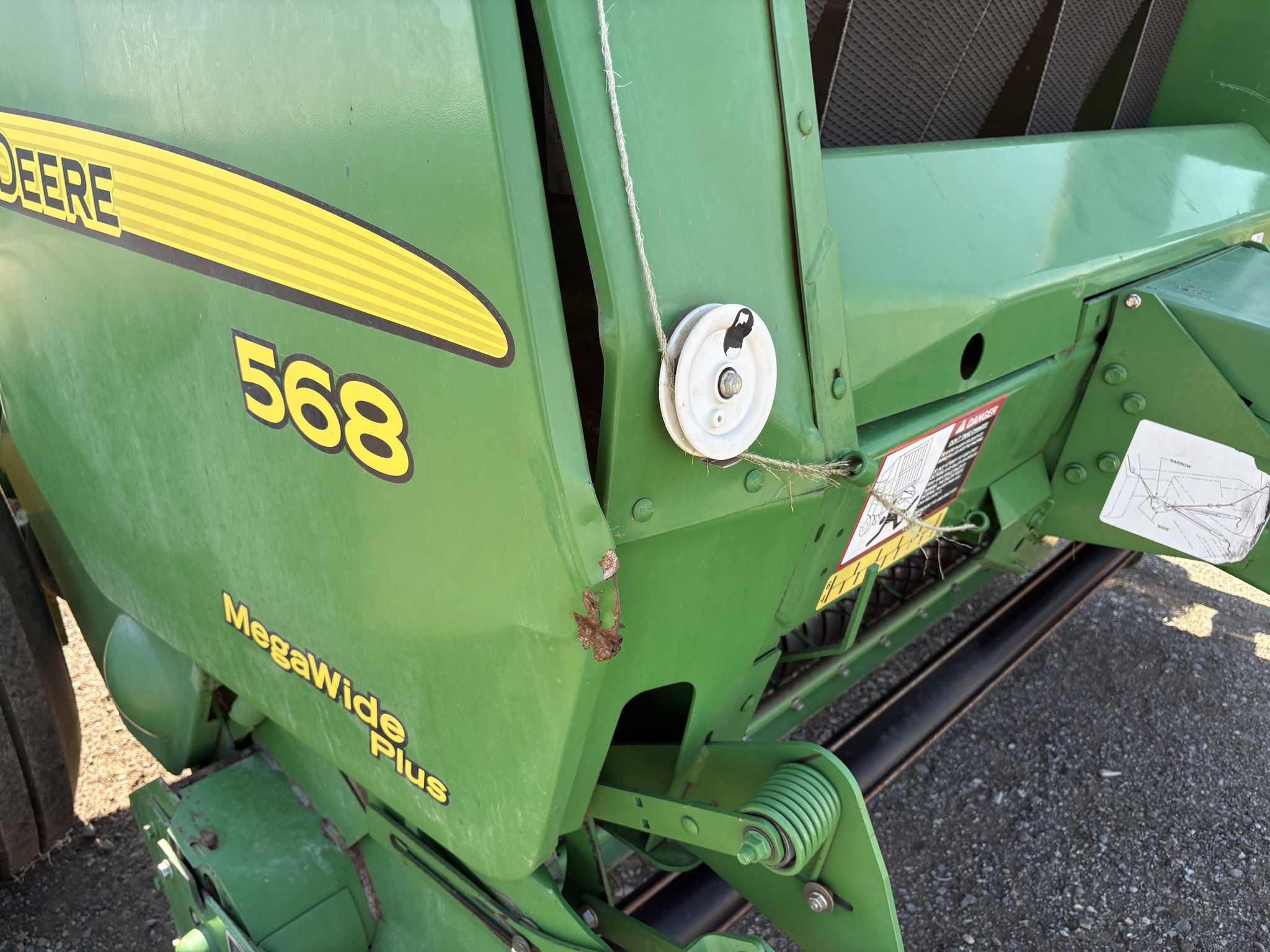 2011 John Deere 568 Image 27