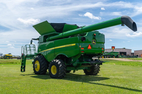 Used 2017 John Deere S680 Combines at Koenig Equipment in Anna, OH - Photo2