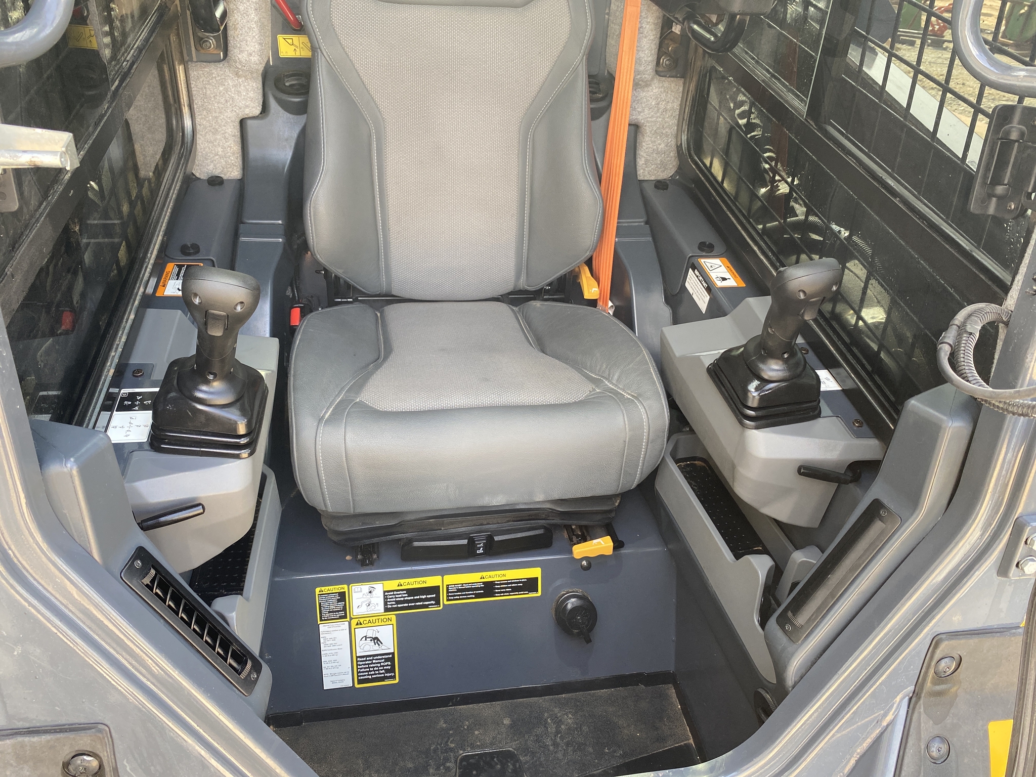 2024 John Deere 335 P Image 22