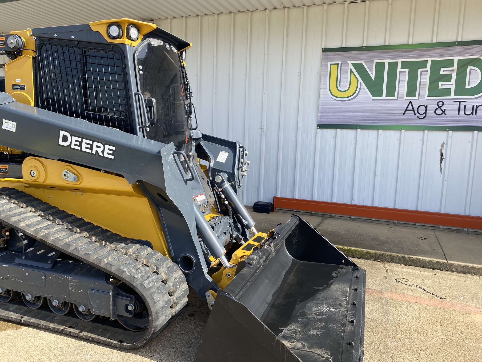 2024 John Deere 335 P Image 3