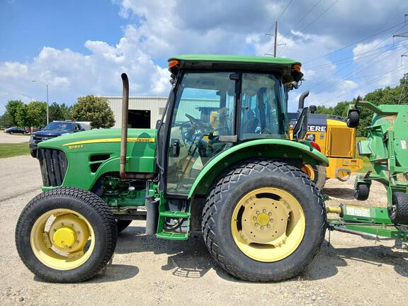 Photo of 2013 John Deere 5083E