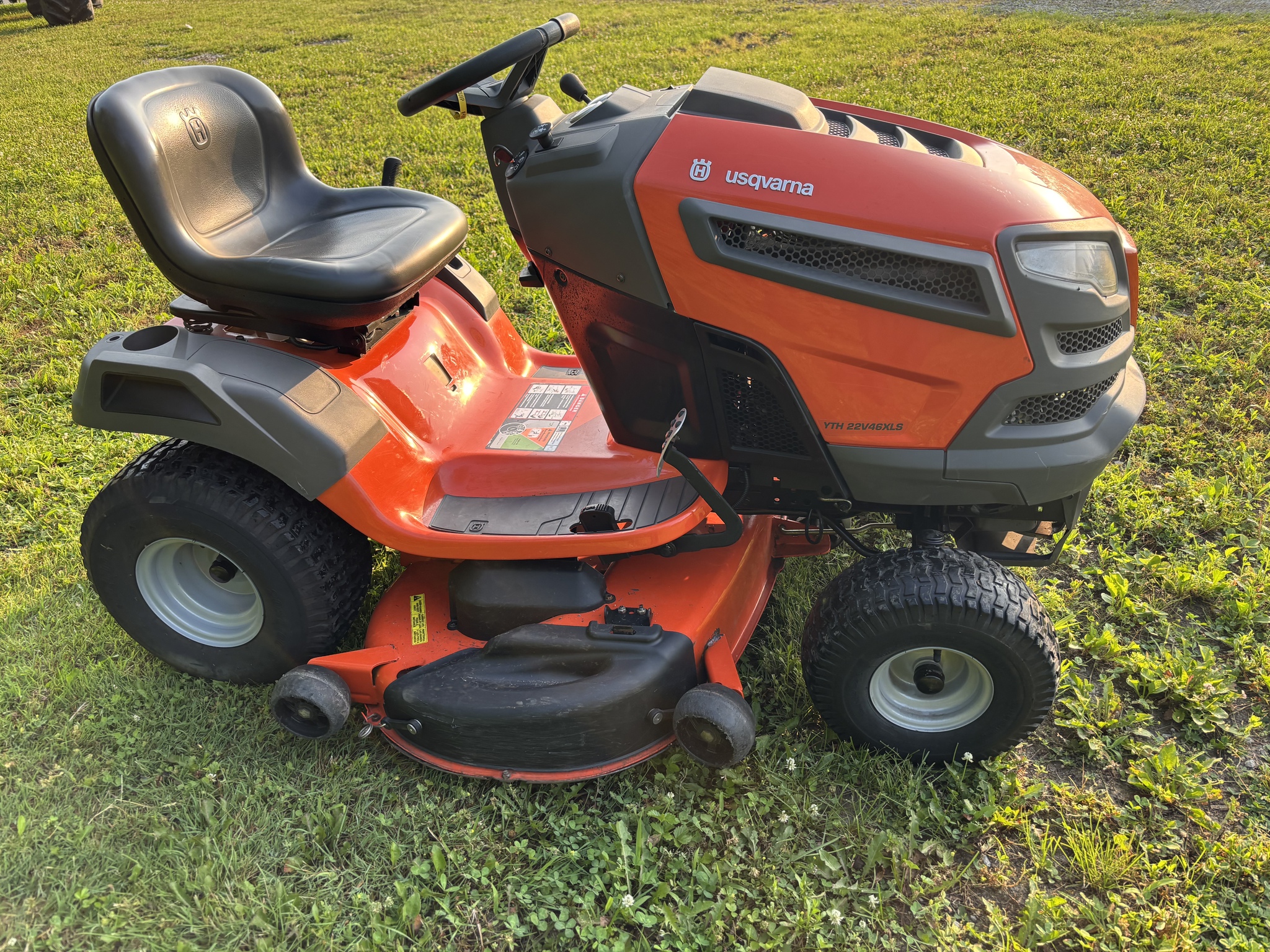 Husqvarna YTH2242 Image 1