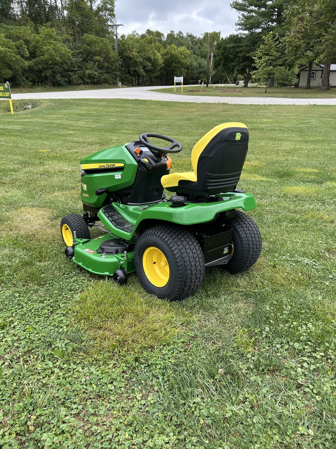 2025 John Deere X380 Image 6
