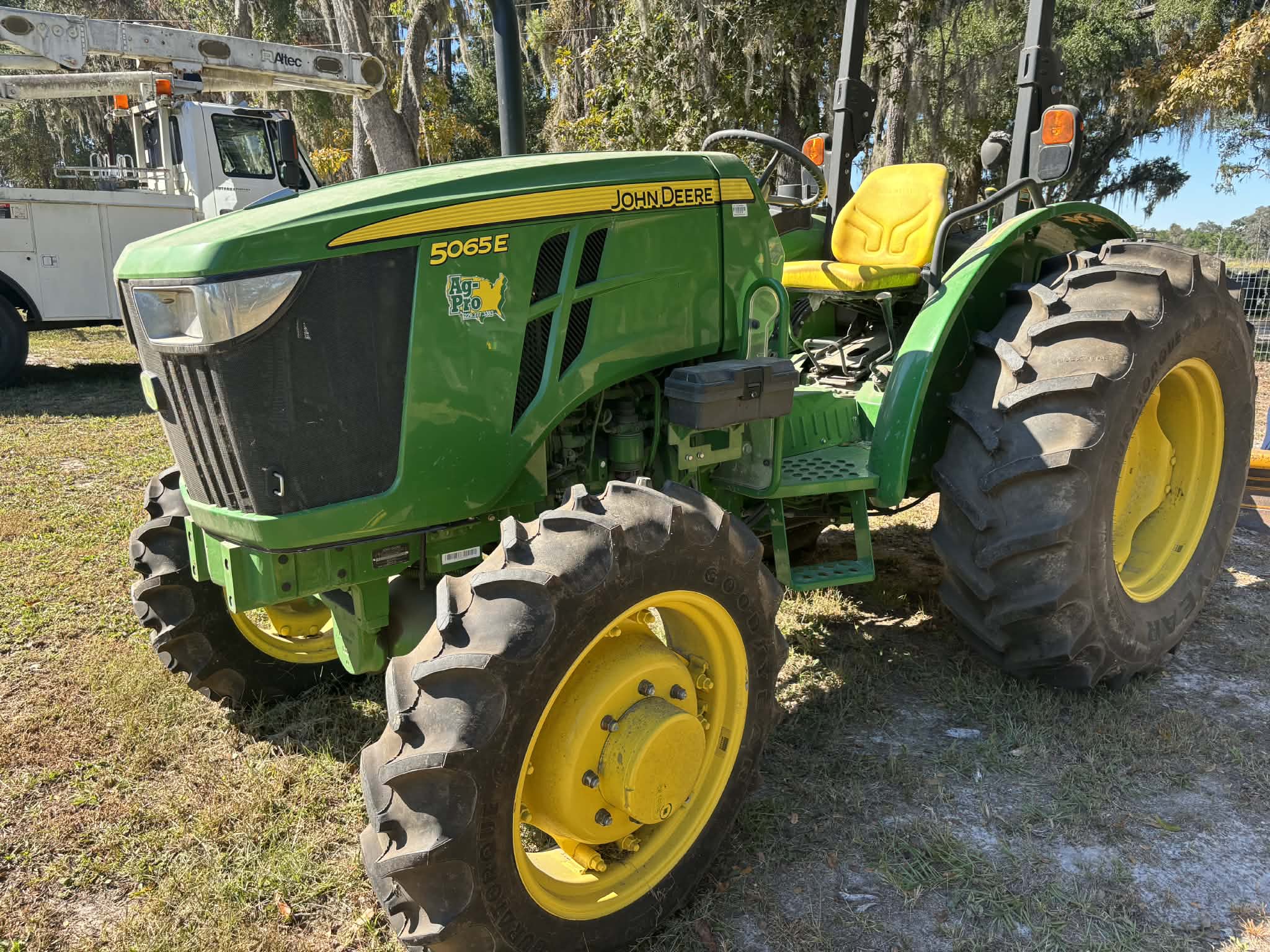 2017 John Deere 5065E Image 1