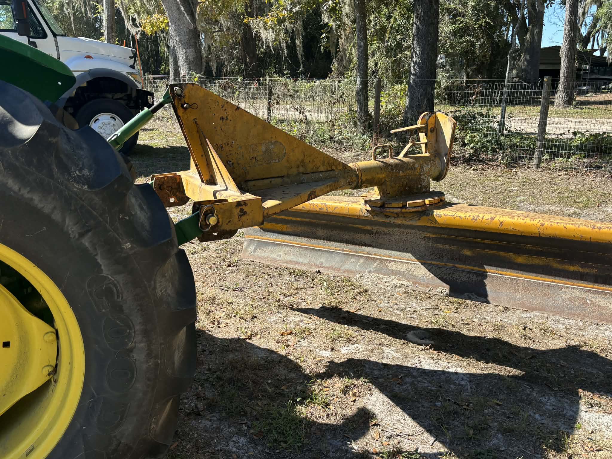 2017 John Deere 5065E Image 12