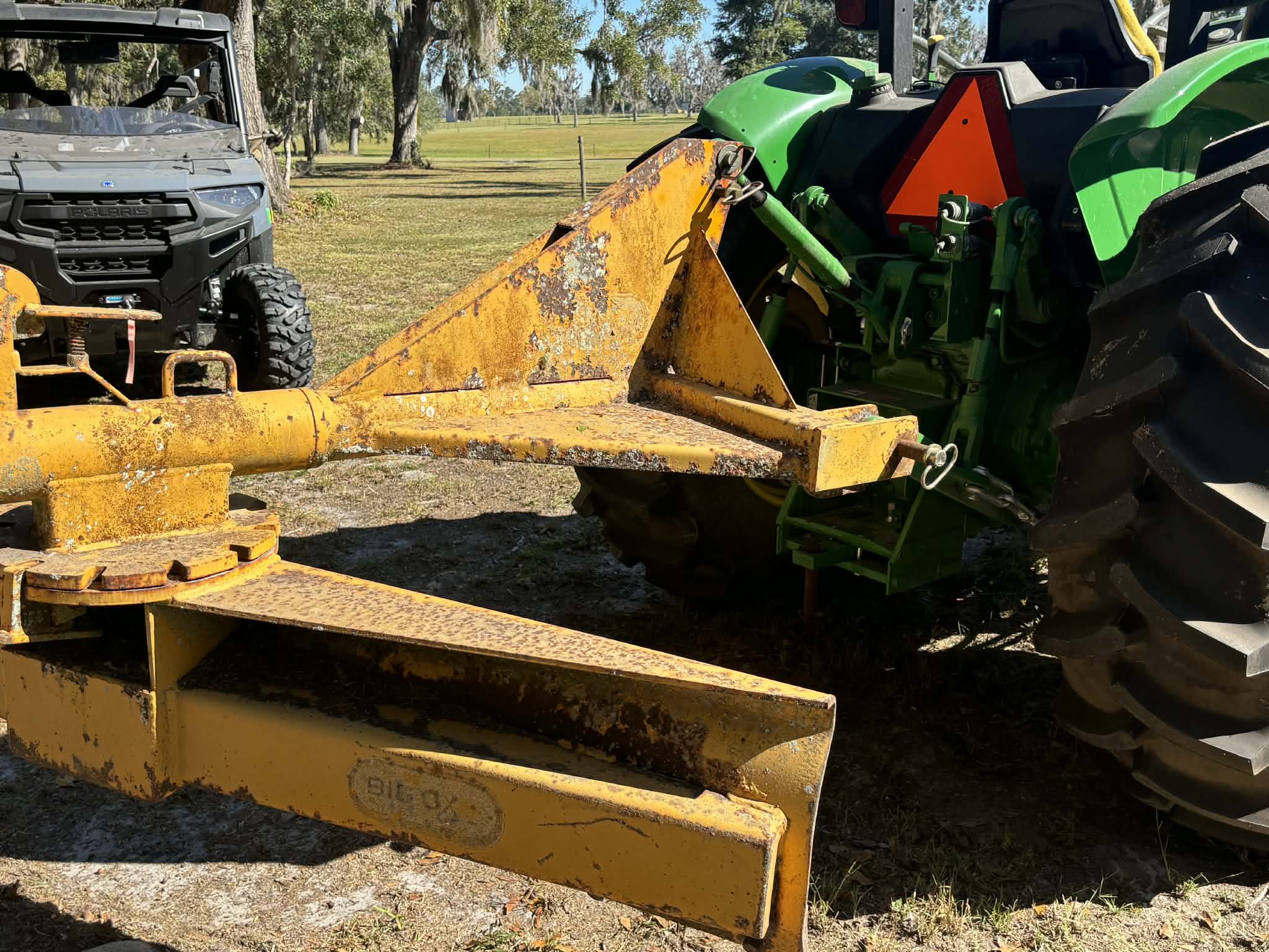 2017 John Deere 5065E Image 9