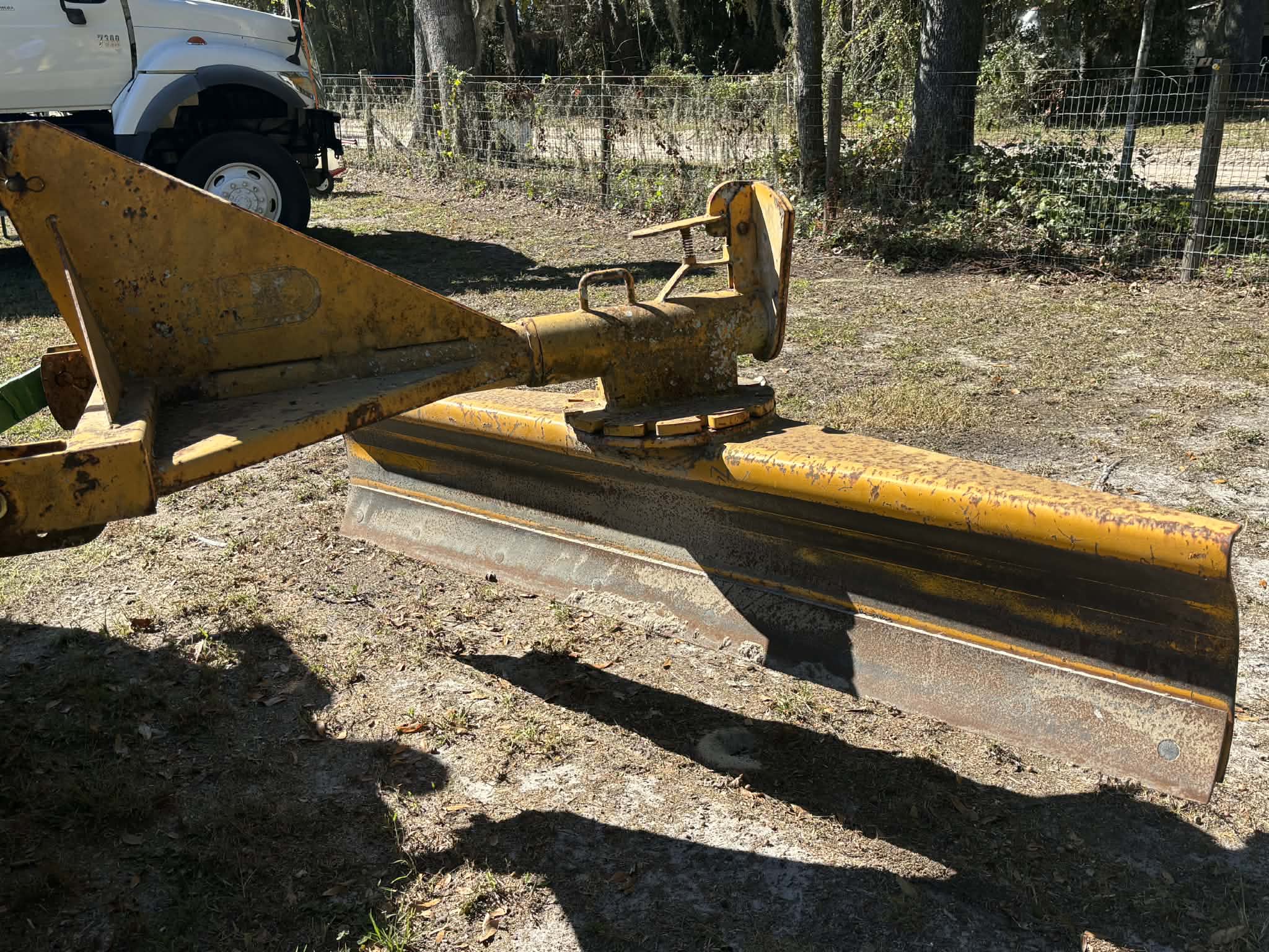 2017 John Deere 5065E Image 11