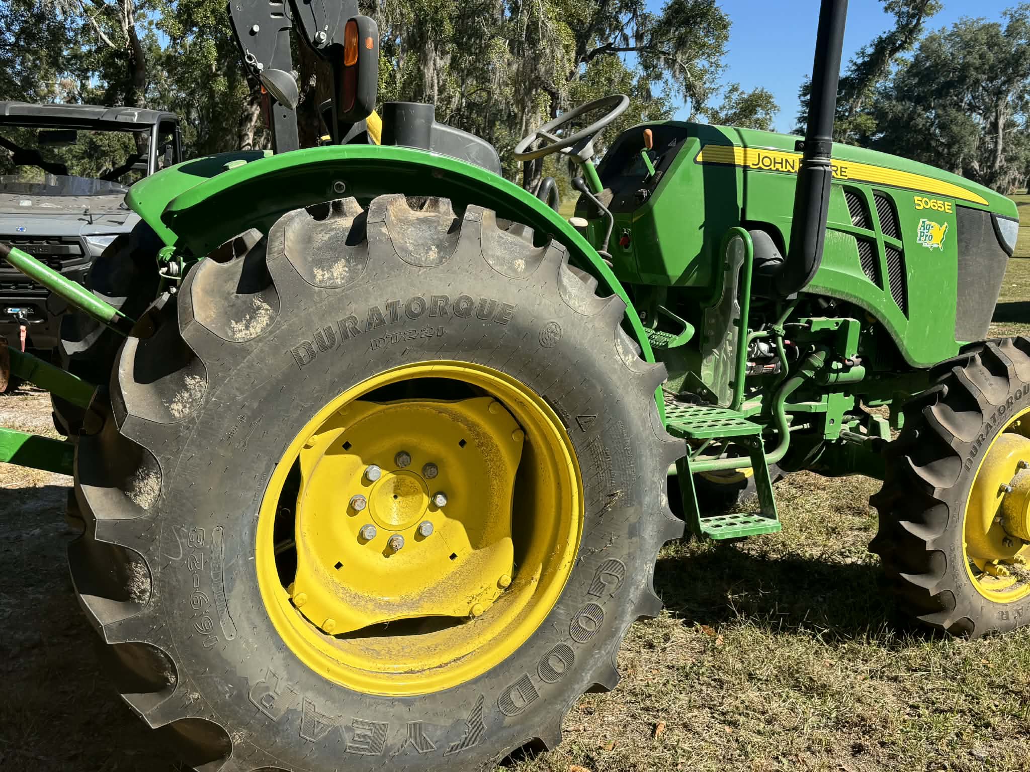 2017 John Deere 5065E Image 7