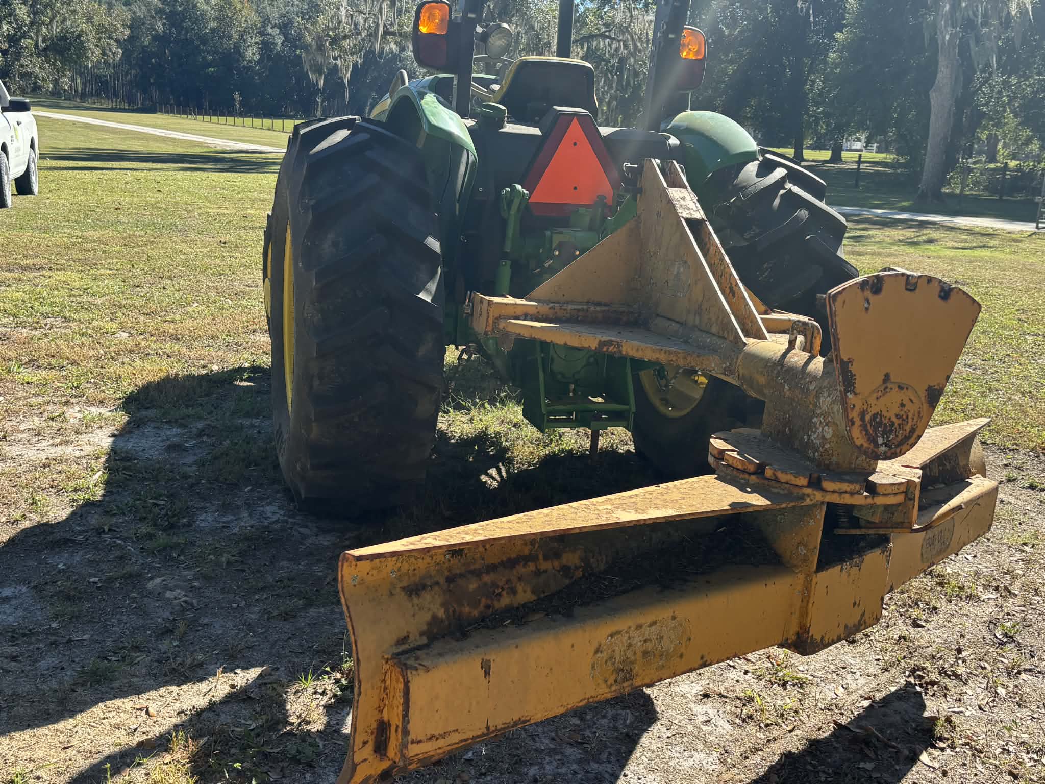 2017 John Deere 5065E Image 10