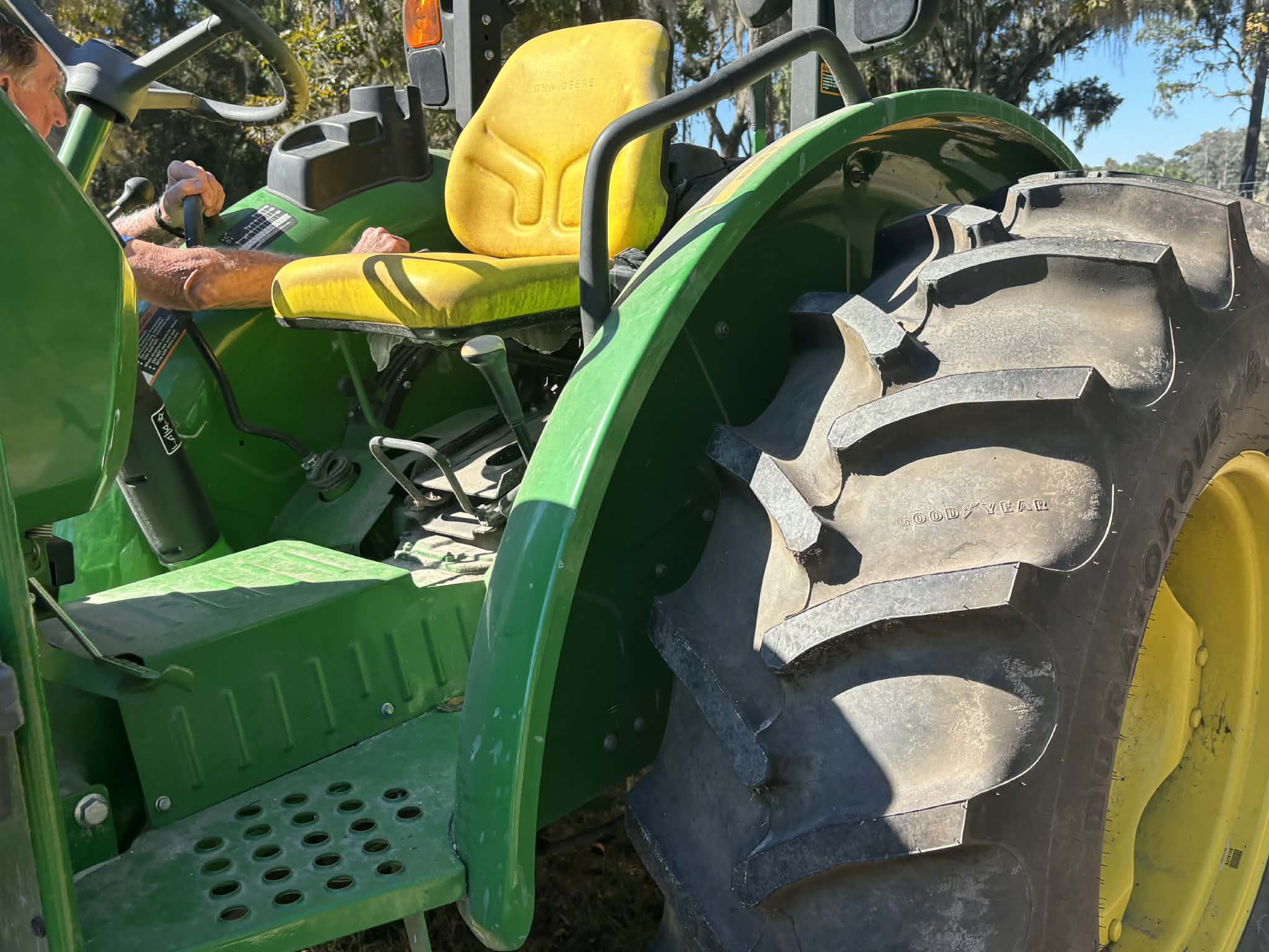 2017 John Deere 5065E Image 13