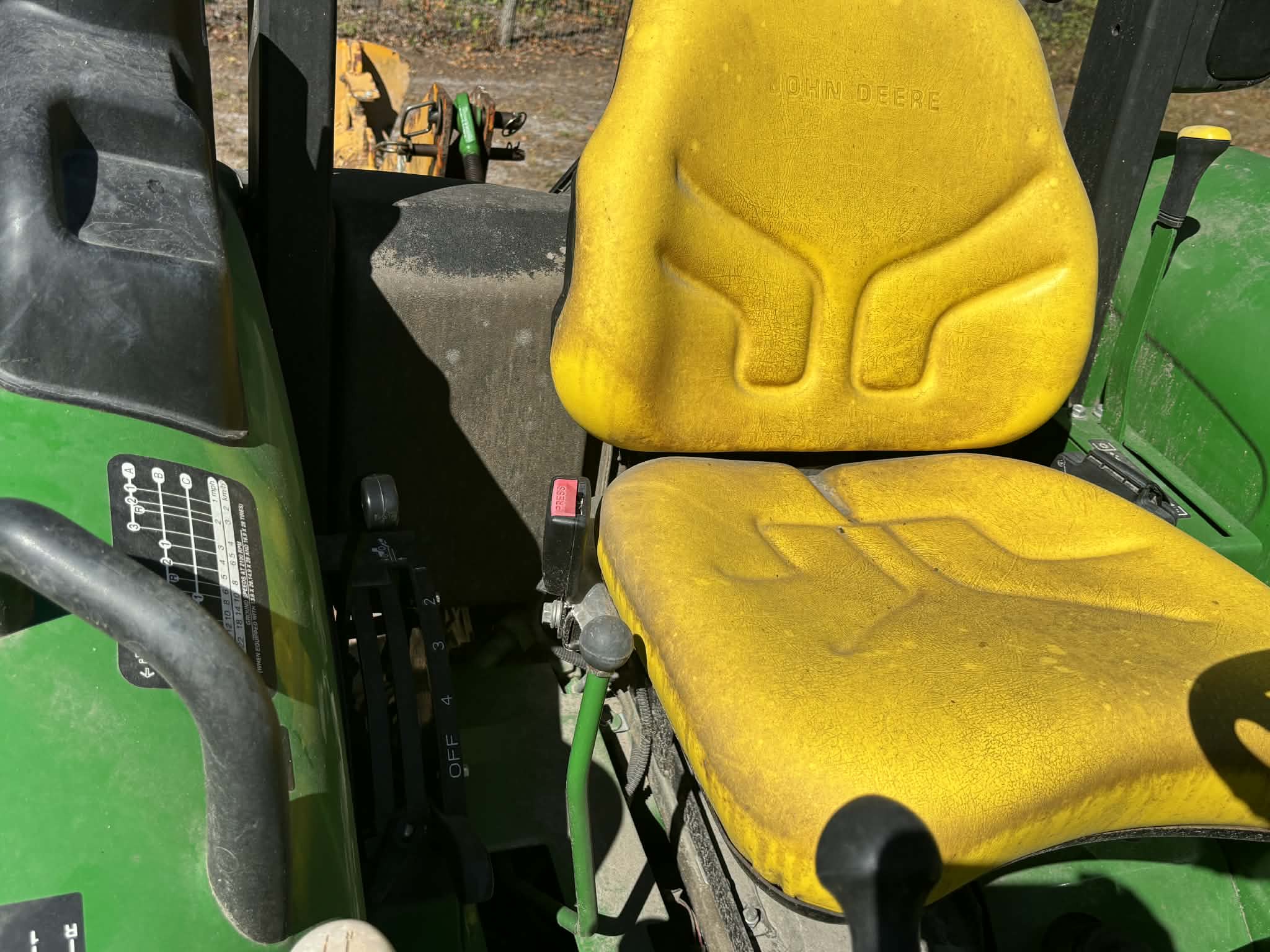 2017 John Deere 5065E Image 4