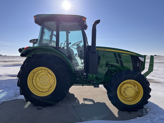2025 John Deere 5090E - Photo5