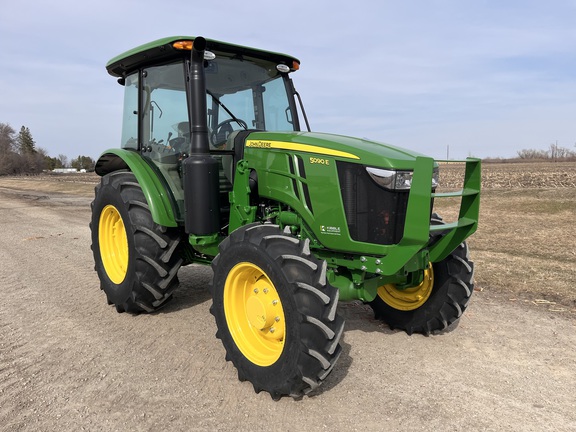 2025 John Deere 5090E - Photo4
