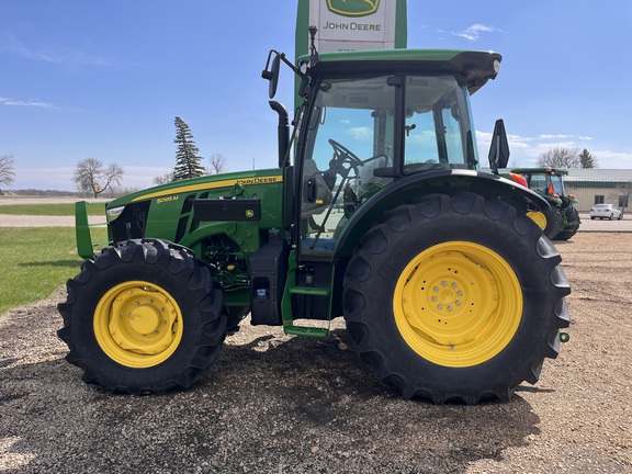 2025 John Deere 5095M - Photo8