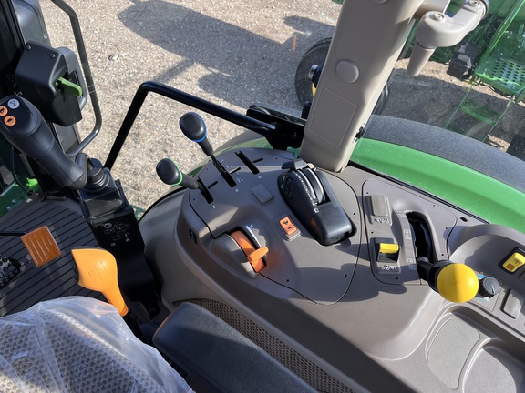 2025 John Deere 5095M - Photo33