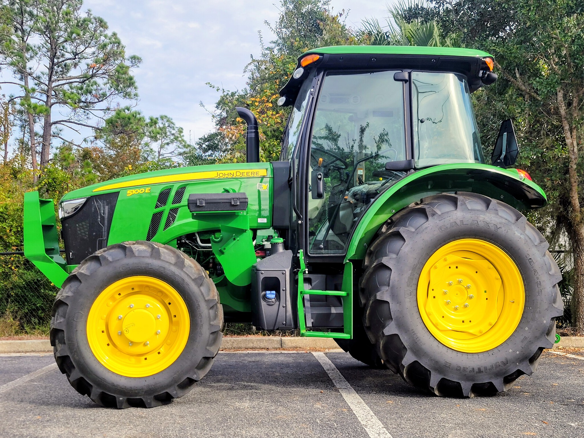 2025 John Deere 5100E Image 2