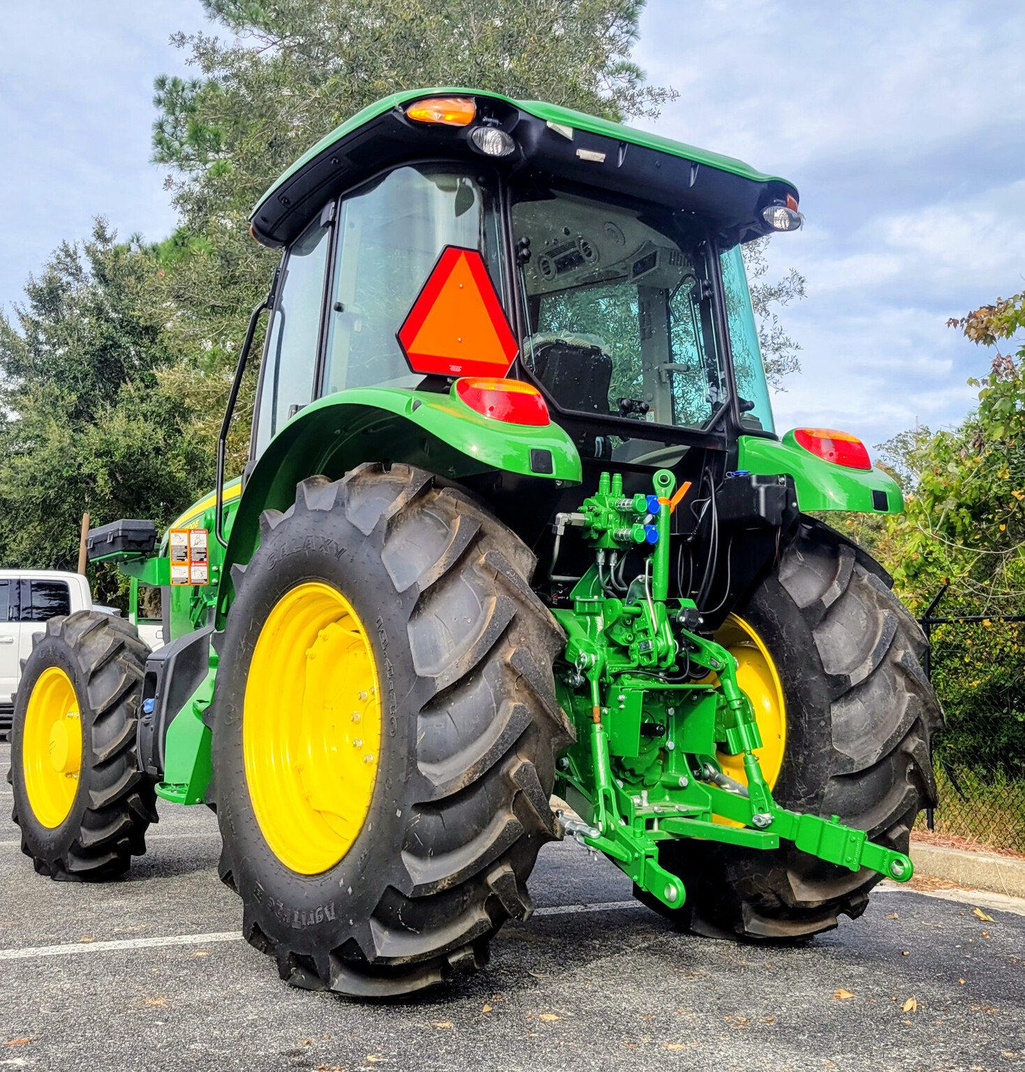 2025 John Deere 5100E Image 4