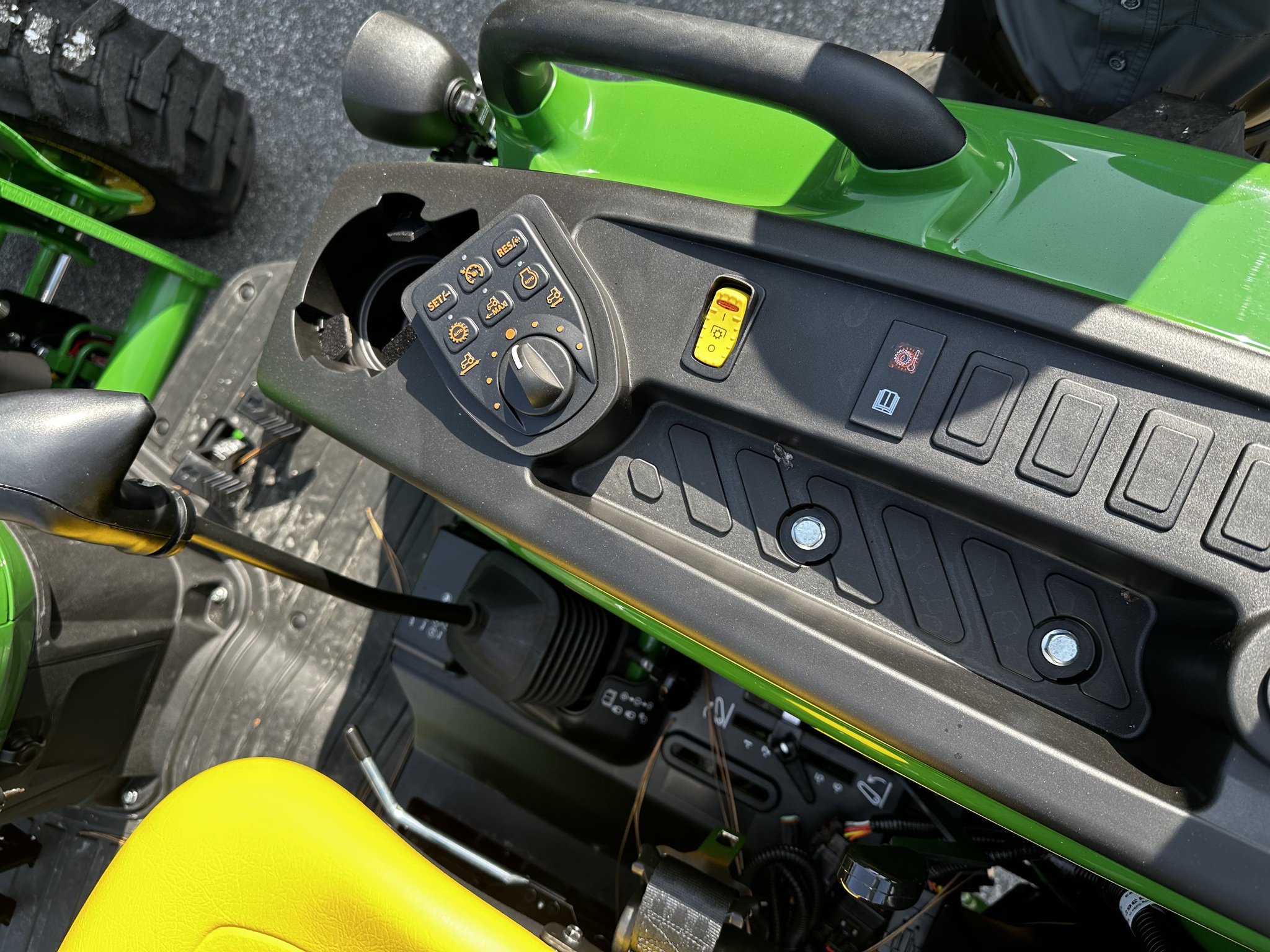 2025 John Deere 4052R Image 5