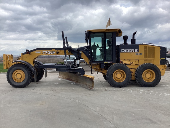 Photo of a 2009 John Deere 772GP