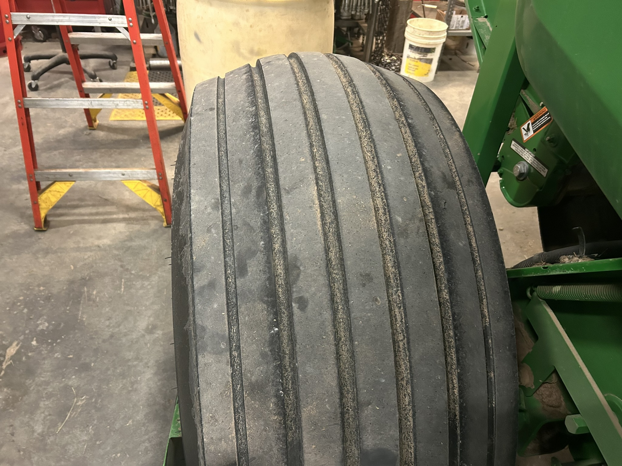 2019 John Deere 560M Image 3