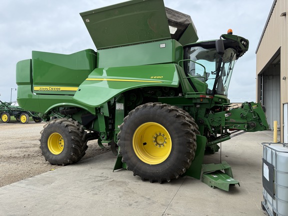 John Deere S690