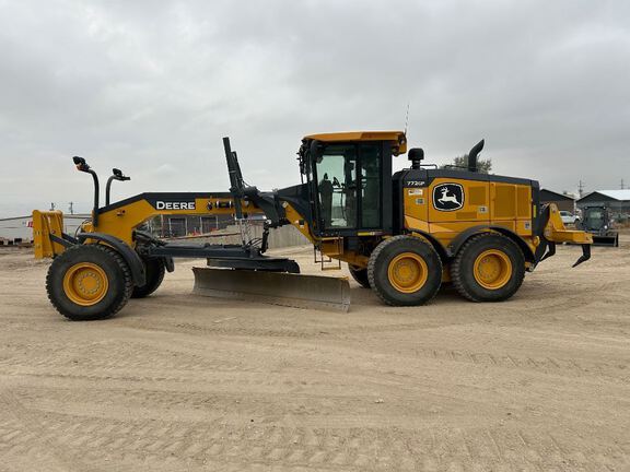 2023 John Deere 772G