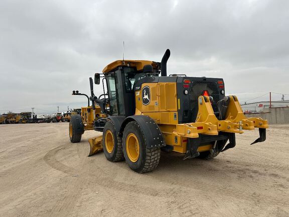 2023 John Deere 772G