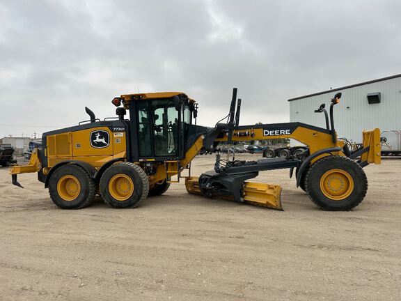 2023 John Deere 772G