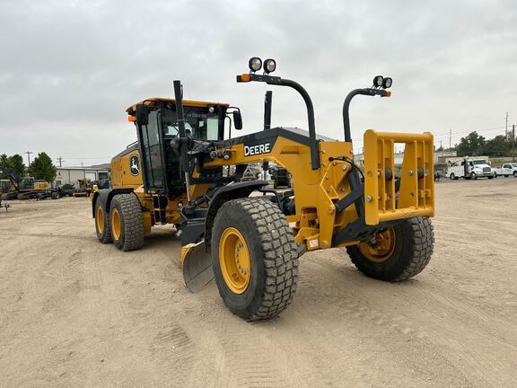 2023 John Deere 772G