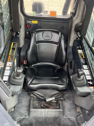 Used 2017 John Deere 324E Skid Steer Loaders at Horizon Ag & Turf in Edmonton West, AB - Photo3