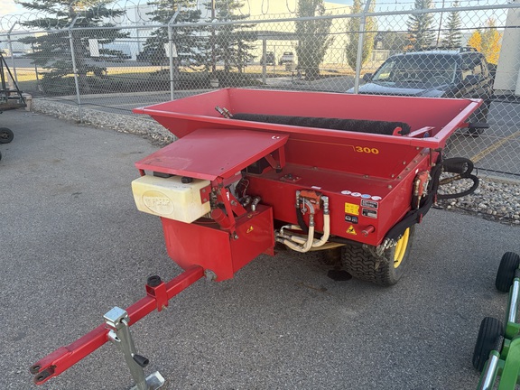 TYCROP Quick Pass 300 Pull Type Topdresser