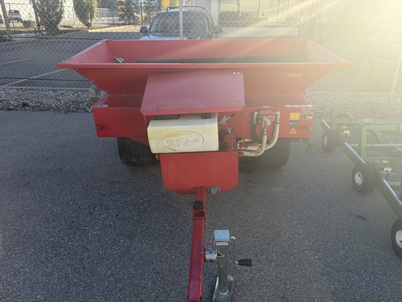 Used 2007 TYCROP Quick Pass 300 Pull Type Topdresser Attachments for Golf and Turf at Horizon Ag & Turf in Calgary, AB - Photo4