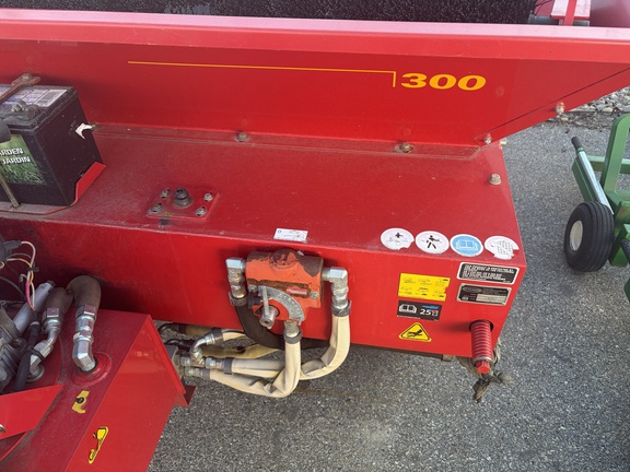 Used 2007 TYCROP Quick Pass 300 Pull Type Topdresser Attachments for Golf and Turf at Horizon Ag & Turf in Calgary, AB - Photo2