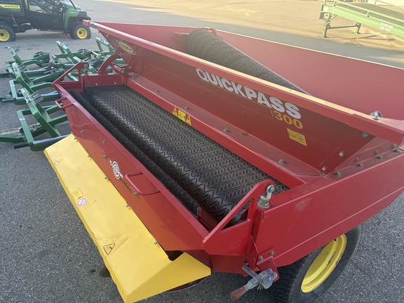 Used 2007 TYCROP Quick Pass 300 Pull Type Topdresser Attachments for Golf and Turf at Horizon Ag & Turf in Calgary, AB - Photo6