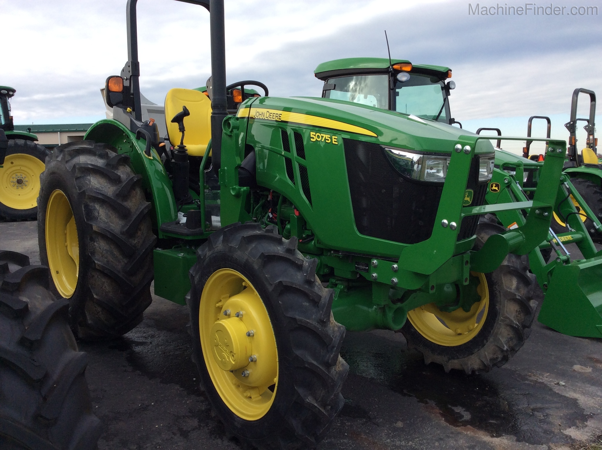 2018 John Deere 5075E Image 4