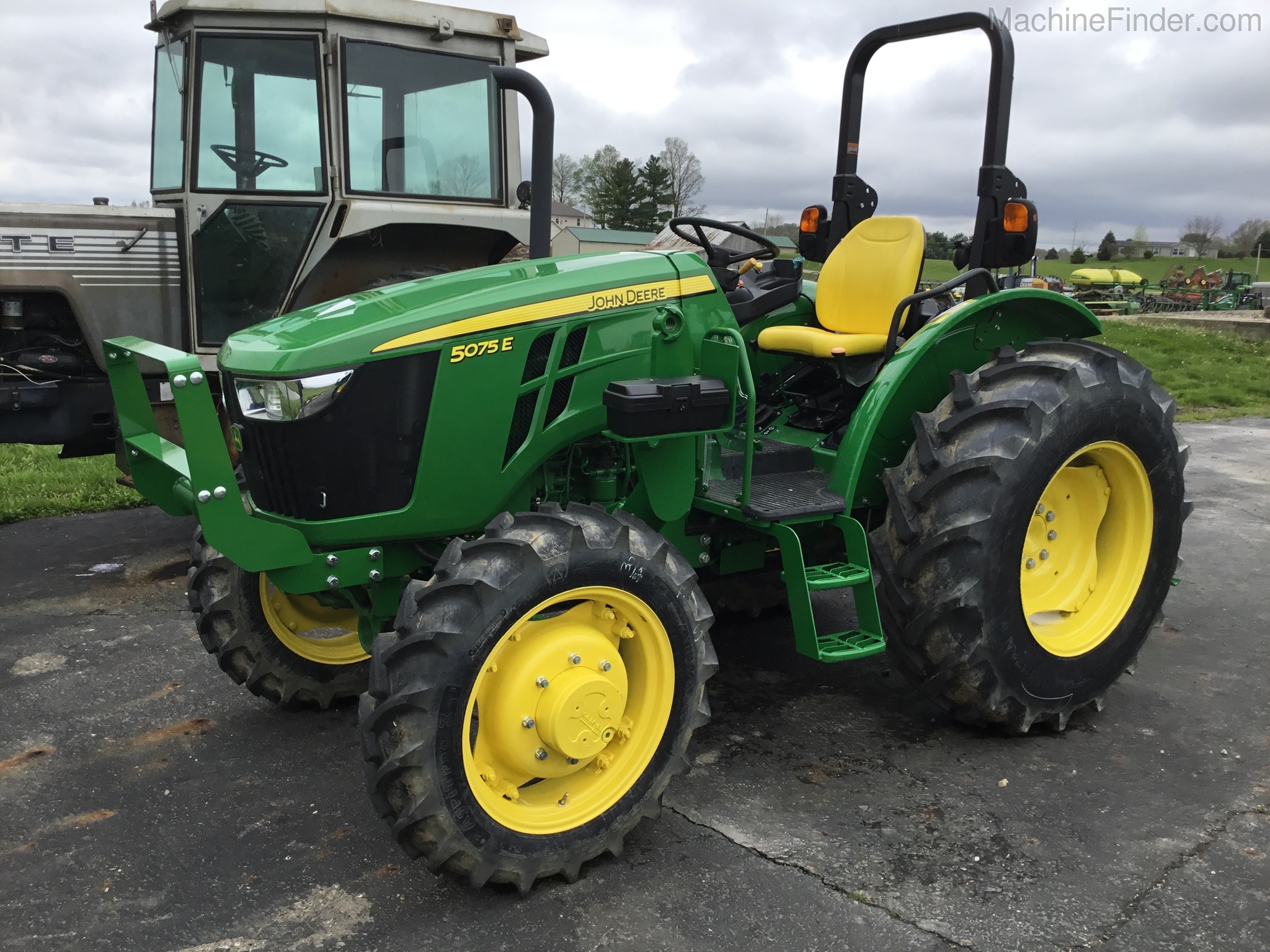 2018 John Deere 5075E Image 1