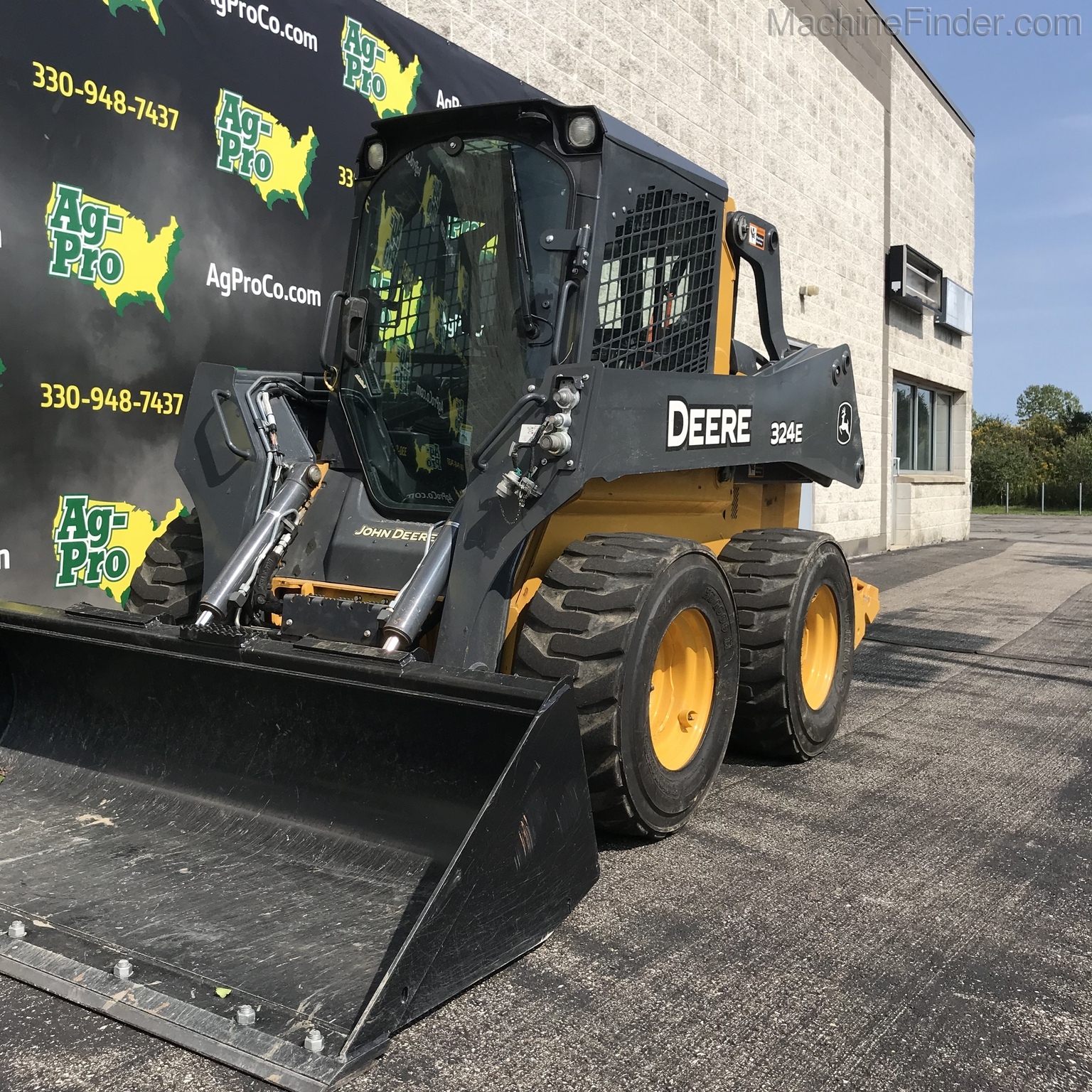 2017 John Deere 324E Image 2